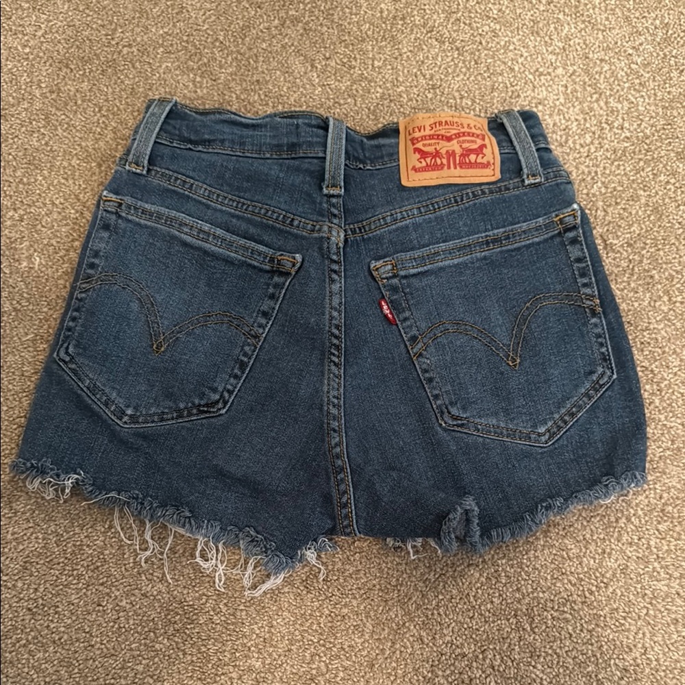 Levi Shorts - Picture 2 of 3